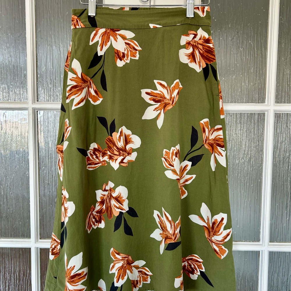 💚 SOLD! RW&CO Green Floral Midi Skirt